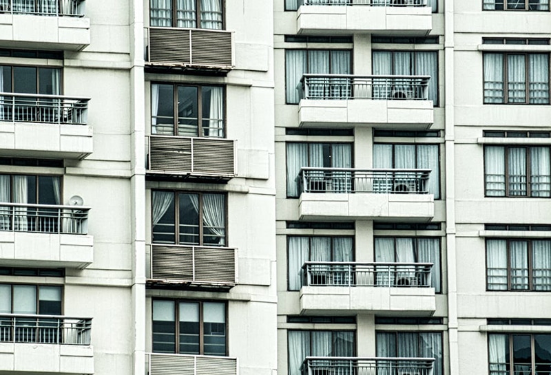 Legal assistance for at-risk renters (shabby-looking apartment building)
